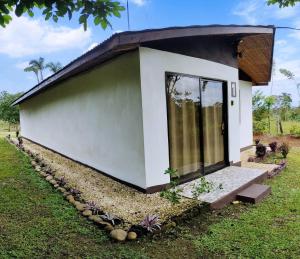 un piccolo edificio bianco con una finestra in un campo di Hills Villa Rio Celeste a Rio Celeste Altre 15 foto