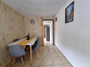 une salle à manger avec une table et des chaises dans l'établissement El Chalet del Gato, apartamento 3, à Viña del Mar