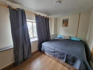 une chambre avec un lit et une fenêtre dans l'établissement El Chalet del Gato, apartamento 3, à Viña del Mar
