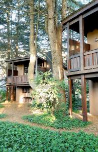 un grand bâtiment avec des arbres devant dans l'établissement Posta Chimango, Cabañas frente al Golf Los Acantilados, à Mar del Plata