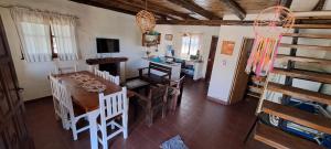 una cucina e una sala da pranzo con tavolo e sedie di PORTAL DE LA OVEJERIA a Tafí del Valle