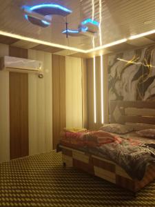 En eller flere senge i et værelse på RRR RESTARANt