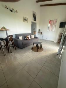 un soggiorno con un divano e un tavolo di Les gites de Saint Michel - Purple a Grand-Bourg