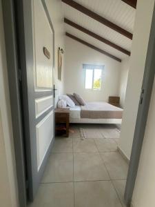 una camera da letto con un letto e una finestra di Les gites de Saint Michel - Purple a Grand-Bourg