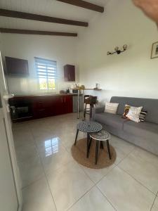 un soggiorno con un divano e un tavolo di Les gites de Saint Michel - Purple a Grand-Bourg Altre 10 foto