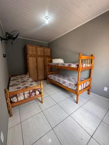 a room with two bunk beds and a ceiling at Apartamento Amplo em Tramandaí in Tramandaí