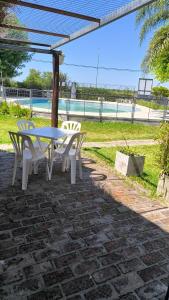 un tavolo e sedie seduti su un patio in pietra di Vía Verde a Gualeguaychú Altre 14 foto
