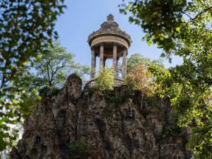 een gebouw op de top van een berg met bomen bij ibis Budget Paris La Villette 19ème in Parijs