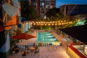 een bovenaanzicht van een zwembad met tafels en stoelen bij Medellinn The Blooming Hotel in Medellín +22 foto's