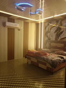 En eller flere senge i et værelse på RRR RESTARANt