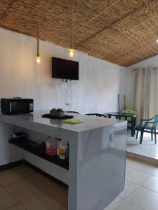 una cucina con bancone bianco e una sala da pranzo di Hills Villa Rio Celeste a Rio Celeste