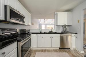 een keuken met witte kasten en een spoelbak bij Queens Grant Unit 751 in Hilton Head Island