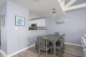 een keuken en eetkamer met een tafel en stoelen bij Queens Grant Unit 751 in Hilton Head Island