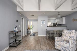 een woonkamer en een keuken met een tafel en stoelen bij Queens Grant Unit 751 in Hilton Head Island