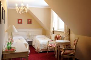 Ένα ή περισσότερα κρεβάτια σε δωμάτιο στο Dwór Carski