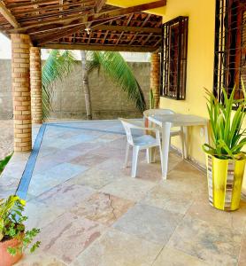 patio con tavolo e sedie di Casa Caju a Aracati