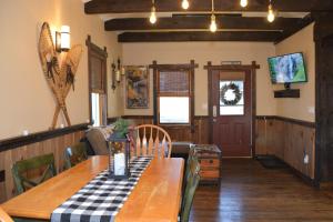 a dining room with a table with a black and white checkered table cloth at Villa Gran Sasso in Hunter