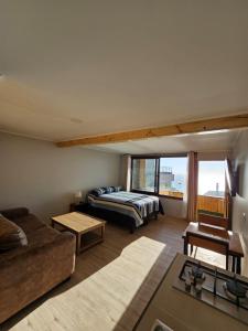 un salon avec un lit et un canapé dans l'établissement Al Mar Cabañas, à Viña del Mar