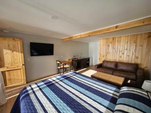 a bedroom with a bed and a couch and a table at Al Mar Cabañas in Viña del Mar +40 photos
