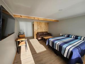 une chambre avec un lit, un canapé et une télévision dans l'établissement Al Mar Cabañas, à Viña del Mar 31 autres photos