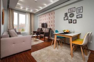 ein Wohnzimmer mit Sofa und Tisch in der Unterkunft Wolf Apartments Kopaonik in Kopaonik