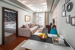 ein Wohnzimmer mit Sofa und Tisch in der Unterkunft Wolf Apartments Kopaonik in Kopaonik