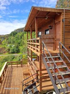 un grande ponte con scale che portano a una cabina di Refugio de Caty a Bahía Mansa