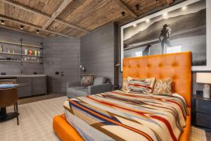 Billede fra billedgalleriet på Independence Square 300, Newly Renovated Studio in Downtown Aspen, w/ Rooftop & Hot tub i Aspen