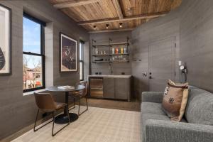 Billede fra billedgalleriet på Independence Square 300, Newly Renovated Studio in Downtown Aspen, w/ Rooftop & Hot tub i Aspen