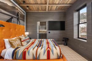 Billede fra billedgalleriet på Independence Square 300, Newly Renovated Studio in Downtown Aspen, w/ Rooftop & Hot tub i Aspen