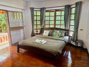 En eller flere senge i et værelse på Mata Villa Krabi Town