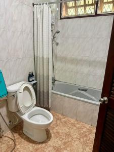 Et badeværelse på Mata Villa Krabi Town + 28 billeder