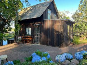 a small wooden building with a thatched roof at Chalé dos Alves in Morro Azul
