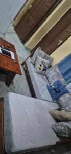 - une chambre avec 2 lits avec des oreillers et une table dans l'établissement Marially Luxury 4, à Malindi