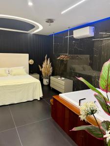 ein Schlafzimmer mit einem Bett und einer Badewanne. in der Unterkunft Hotel 2000 in Giugliano in Campania