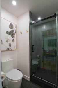 un bagno con wc e doccia in vetro di Private Modern Treehouse Retreat in the Forest a Cross Plains Altre 20 foto