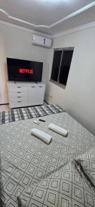 a room with a television and a bed with a mattress at Tesouro da Maraponga in Fortaleza