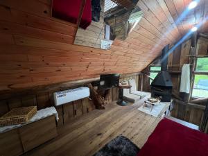 an overhead view of a living room in a log cabin at Chalé dos Alves in Morro Azul