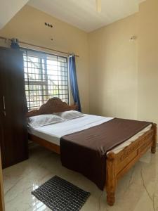 En eller flere senge i et værelse på Shriyaamvitha Homestays