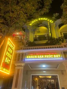 a building with a sign for a harreek sanjay pingdain clinic at Khách sạn Phúc Đạt - Rạch Giá Phúc Đạt Hotel in Ấp Rạch Mẹo +26 photos