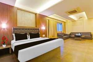 Postel nebo postele na pokoji v ubytování Hotel O Nagpur Yashwant Stadium