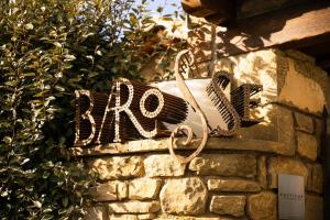 eine Steinmauer mit einem Baseballhandschuh darauf in der Unterkunft Hotel Boutique Barosse Jaca in Jaca