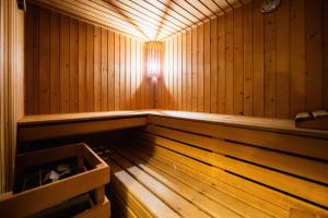 eine leere Holzsauna mit Licht darin in der Unterkunft Hotel Boutique Barosse Jaca in Jaca