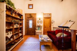 een woonkamer met een rode bank en een tafel bij Hotel Boutique Barosse Family & Pet Friendly Roo in Jaca