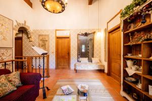 een woonkamer met een bank en een tafel bij Hotel Boutique Barosse Family & Pet Friendly Roo in Jaca