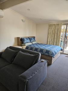 En eller flere senge i et værelse på Silver Sands Tourist Park