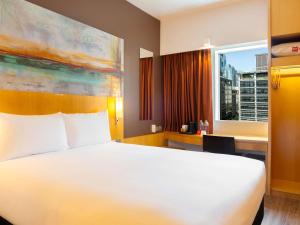 una camera d'albergo con un letto grande e una finestra di ibis Dubai One Central a Dubai Altre 141 foto