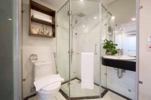 Phòng tắm tại The Lake Silk Hanoi Boutique Hotel & Spa