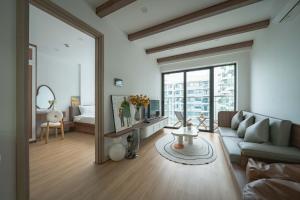 ein Wohnzimmer mit Sofa und Tisch in der Unterkunft Thương Apartment in Thôn Văn Dương