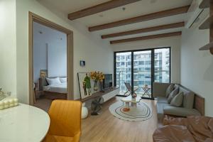 ein Wohnzimmer mit Sofa und Tisch in der Unterkunft Thương Apartment in Thôn Văn Dương